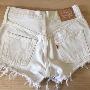Levi’s Mid-rise white shorts